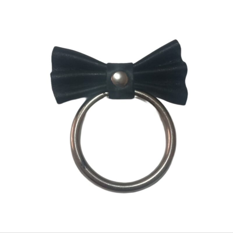 Cock ring de metal cromado con moño de piel bowtie Sexshop